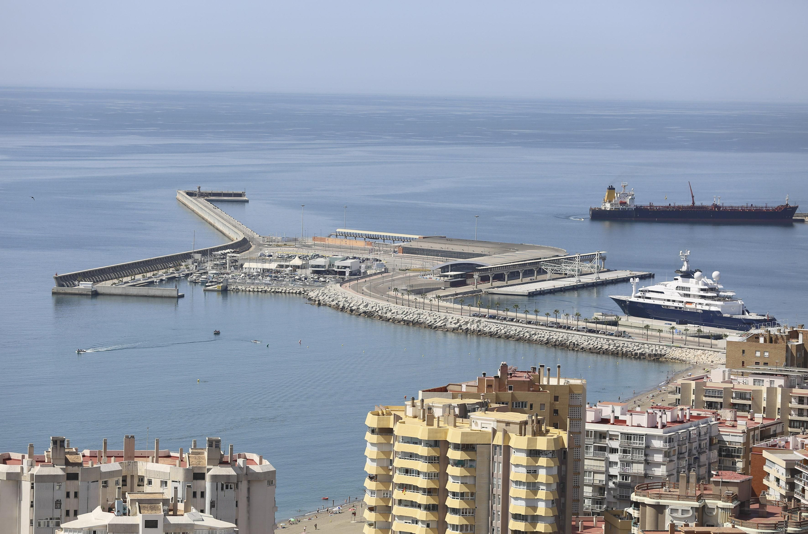 Vista del puerto de Málaga desde el mirador de Gibralfaro.