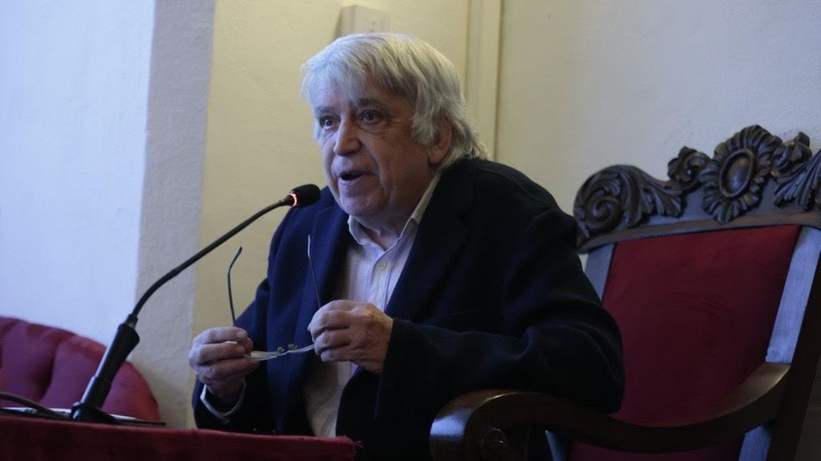 Enrique Valdivieso durante una de sus conferencias.