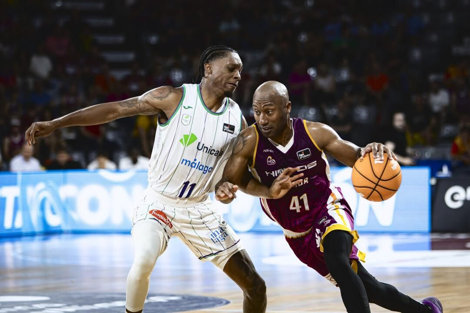 Carter defiende a Hasbrouck.