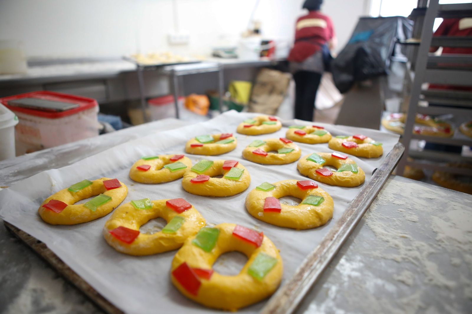 Fotos de la elaboración artesana del roscón de Reyes en la pastelería La Tarifeña