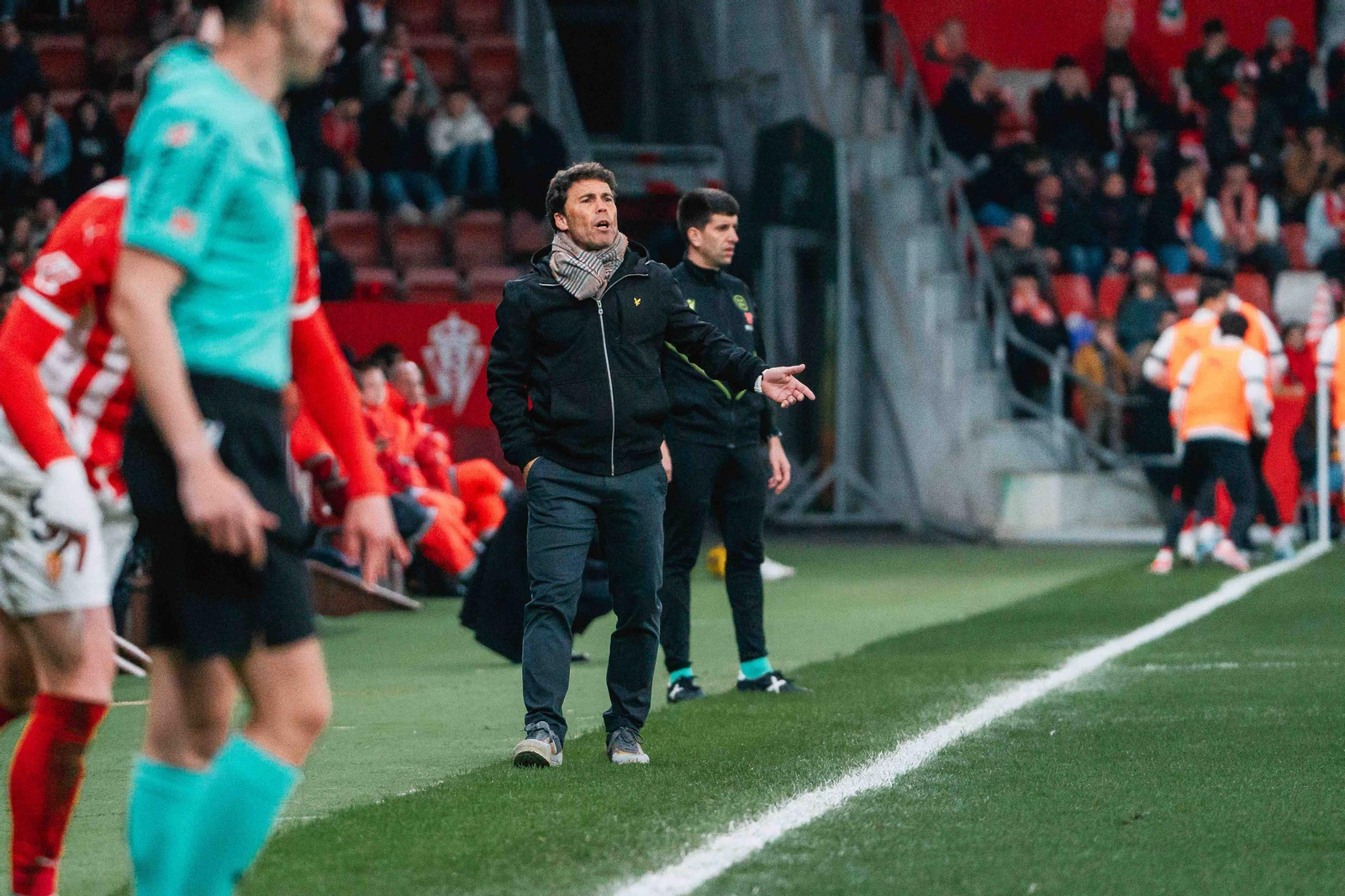 Rubi realiza indicaciones a sus futbolistas desde la banda de El Molinón durante un momento del encuentro.