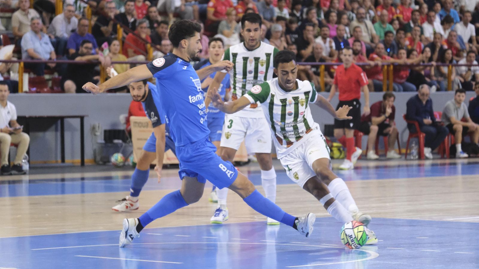 Pulinho intenta dejar atrás a un jugador del Alzira. Pulinho intenta dejar atrás a un jugador del Alzira.