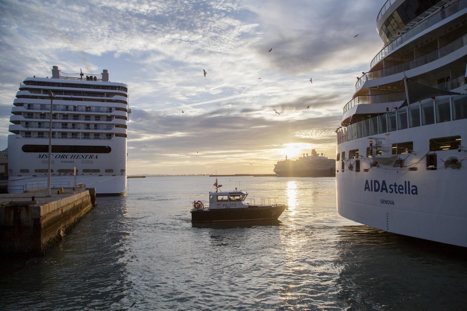 Tres grandes cruceros trajeron este miércoles hasta Cádiz a varios miles de turistas