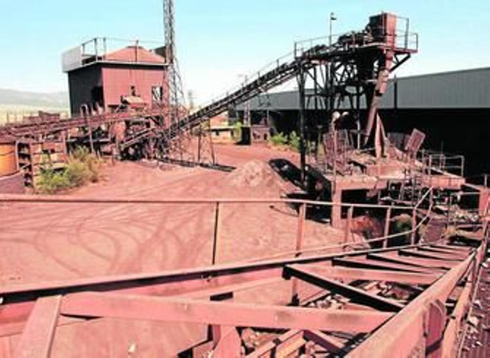 1 y 4. Dos imágenes de la maquinaria empleada para extraer y tratar el hierro. Fueron novedosas por sus sistema de cintas, que ahorraba el uso de camiones 2 y 5. Varias de las edificaciones que aún se conservan en pie, aunque inhabitables. 3. Trozo de la vía de tren que permitía transportar el hierro desde Granada hasta Almería, donde salía por el puerto.