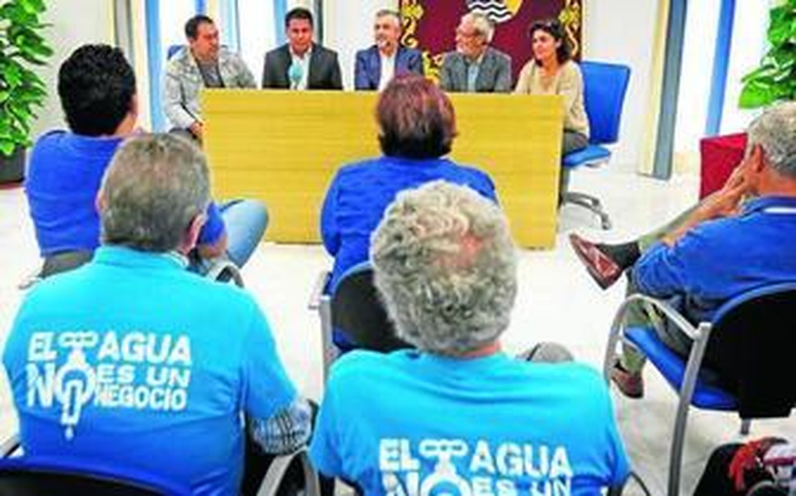 Miembros de la plataforma en defensa de la gestión pública del agua, durante la firma del traspaso de la gestión del agua a la Mancomunidad.