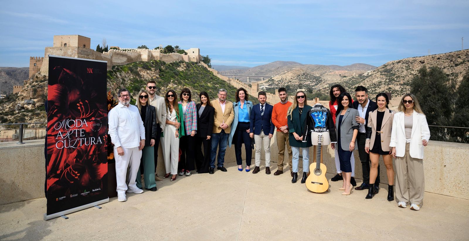 María del Mar Vázquez, José Ángel Vélez, Diego Cruz y Jesus Luque con emprendedores y artistas que participaran en Almería MAC.