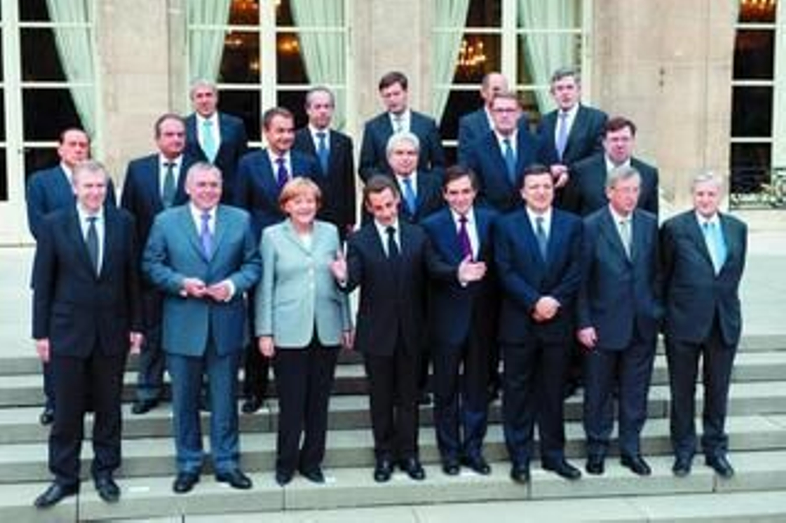 Los quince jefes de Gobierno de los países del euro, ayer en París, acompañados del presidente del BCE, del de la UE y del primer ministro británico.