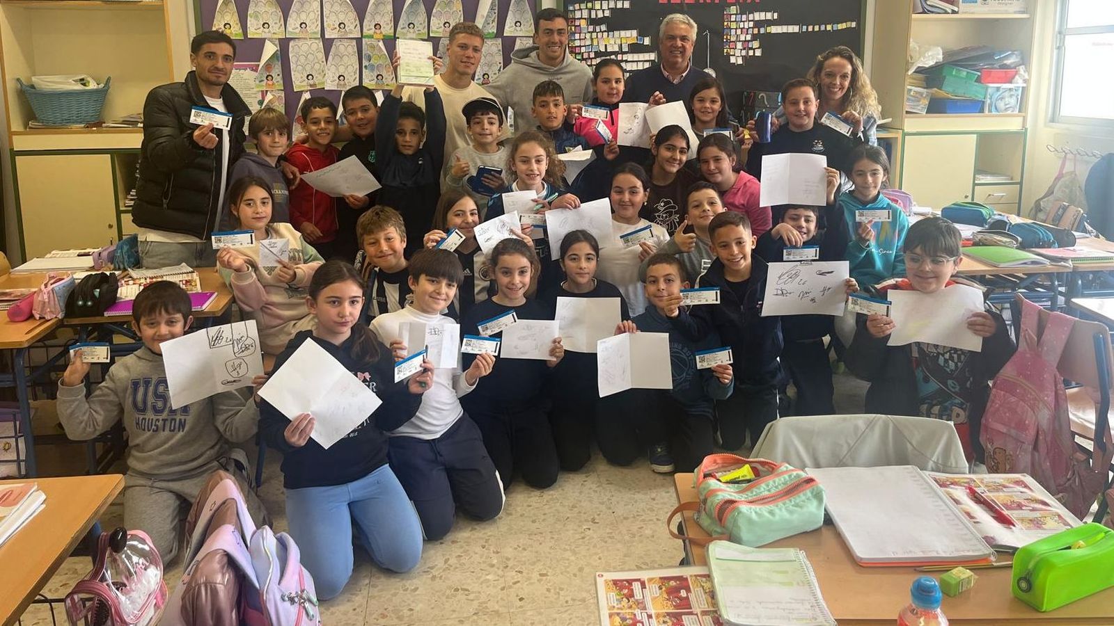 La embajada de la Balona y los estudiates del CEIP Gibraltar, juntos al final de la visita