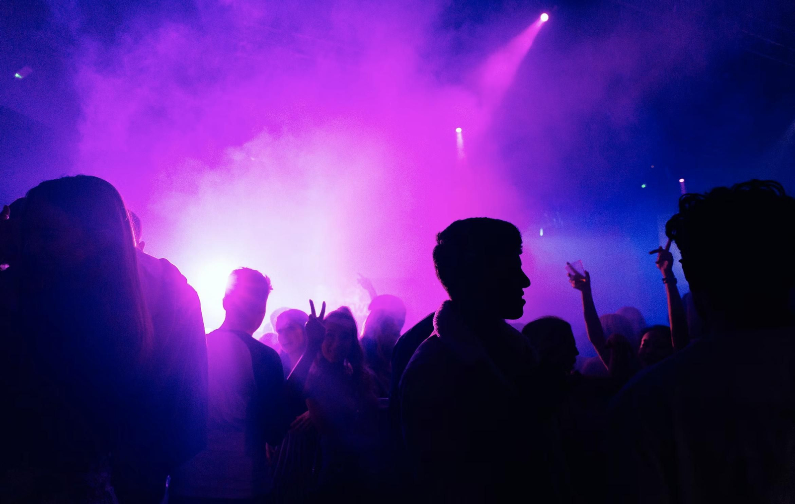 Jóvenes en una discoteca.