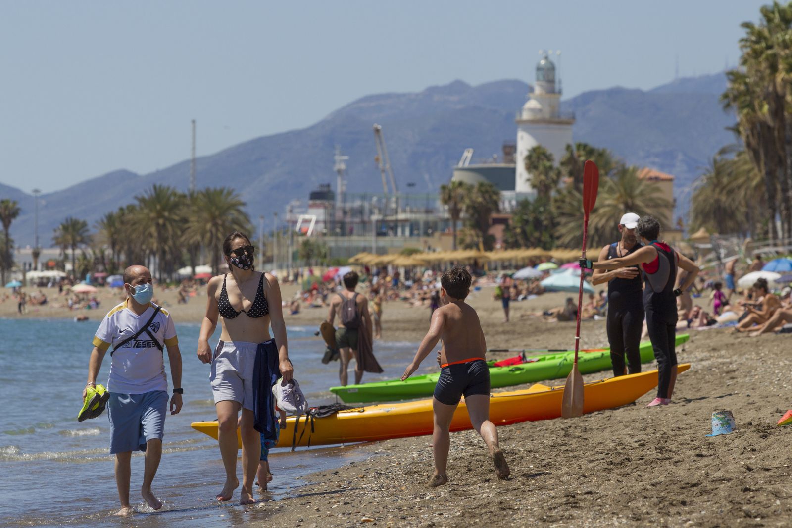 Fotos del primer domingo en las playas de Málaga tras la apertura de la movilidad