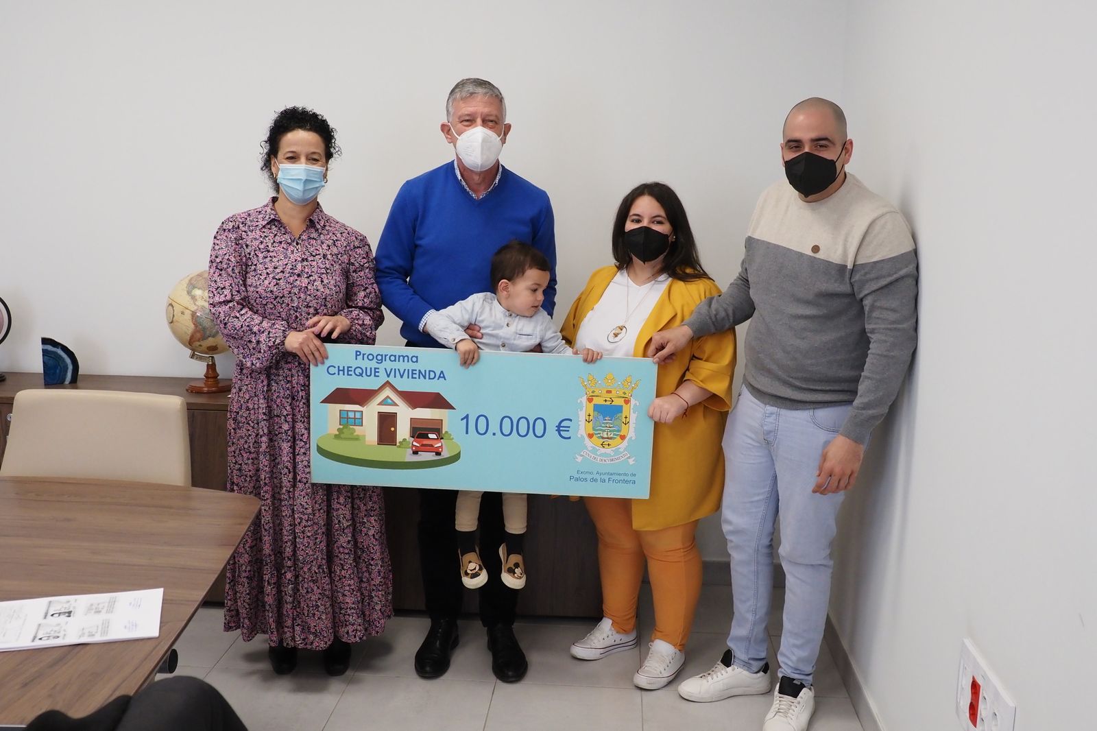 El Entrega de una de las ayudas a la vivienda por parte del alcalde de Palos de la Frontera, Carmelo Romero.