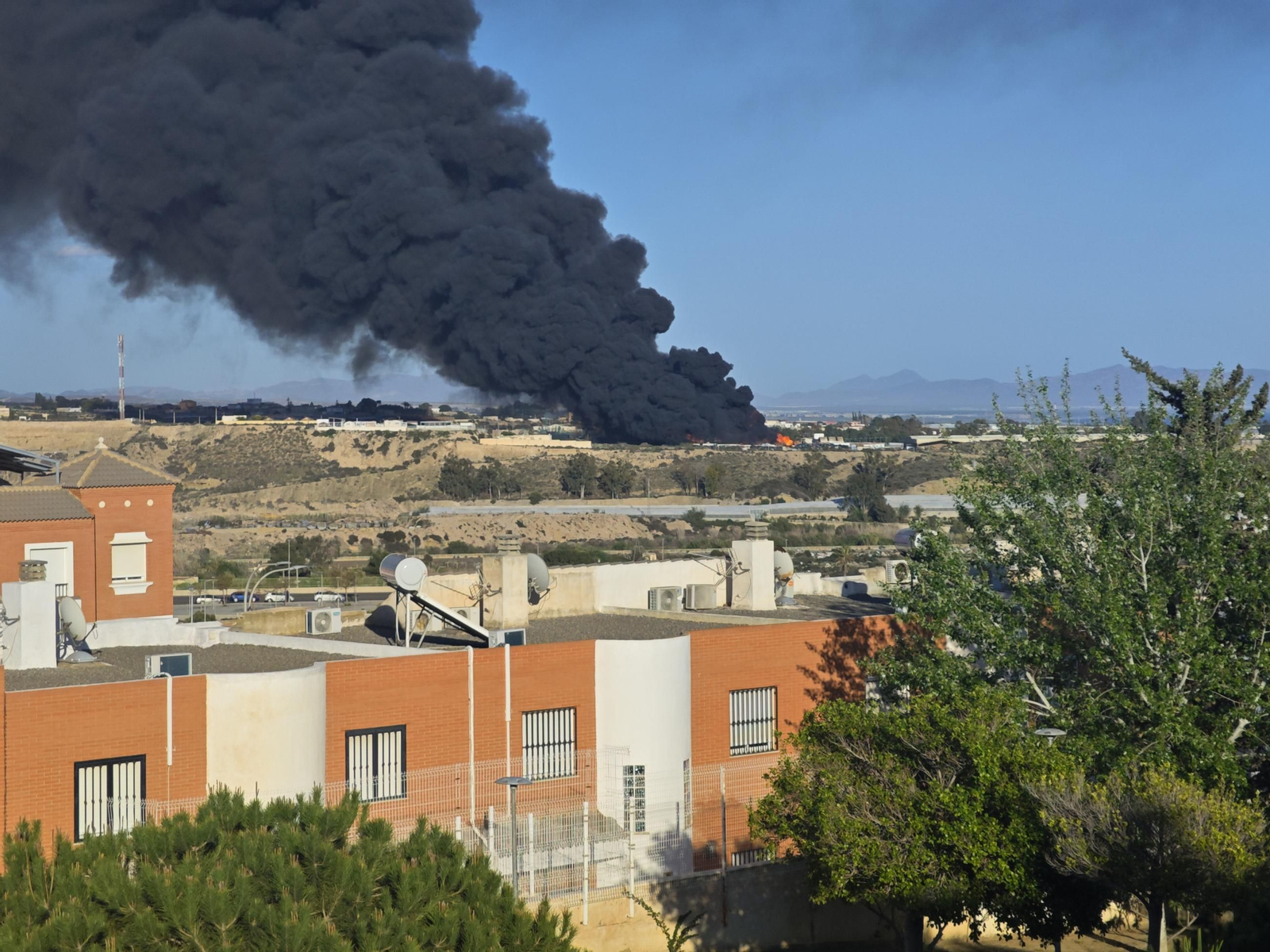 Las imágenes del incendio de la planta de reciclaje en Almería