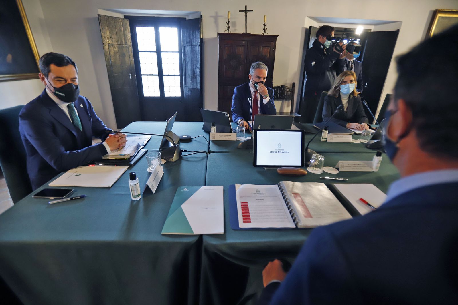 Juanma Moreno, en el Monasterio de La Rábida junto a Elías Bendodo, Rocío Blanco y Juan Marín.
