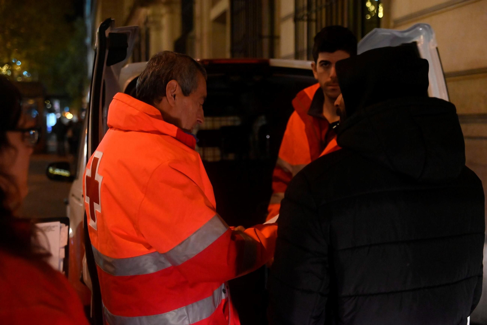 Una noche en la calle con la Cruz Roja de Córdoba, en imágenes