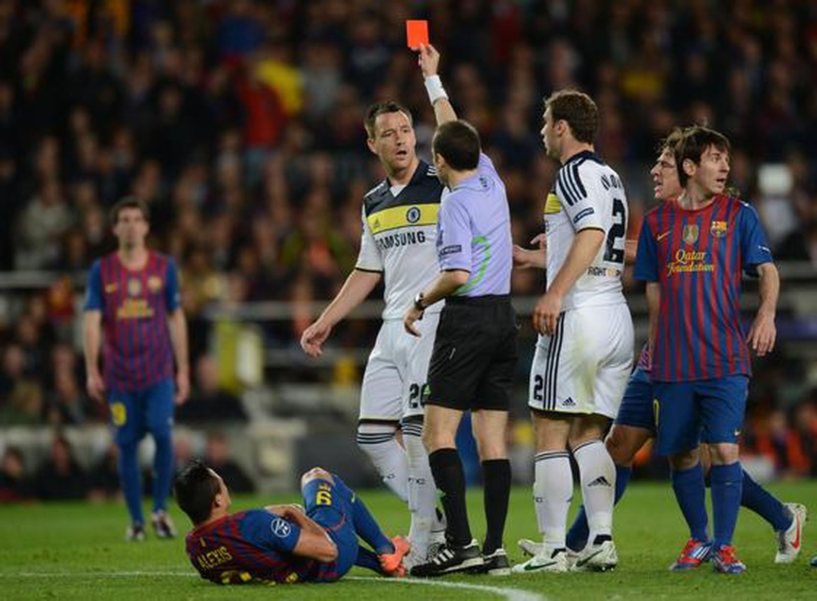 Terry ve la tarjeta roja por agredir a Alexis. / AFP