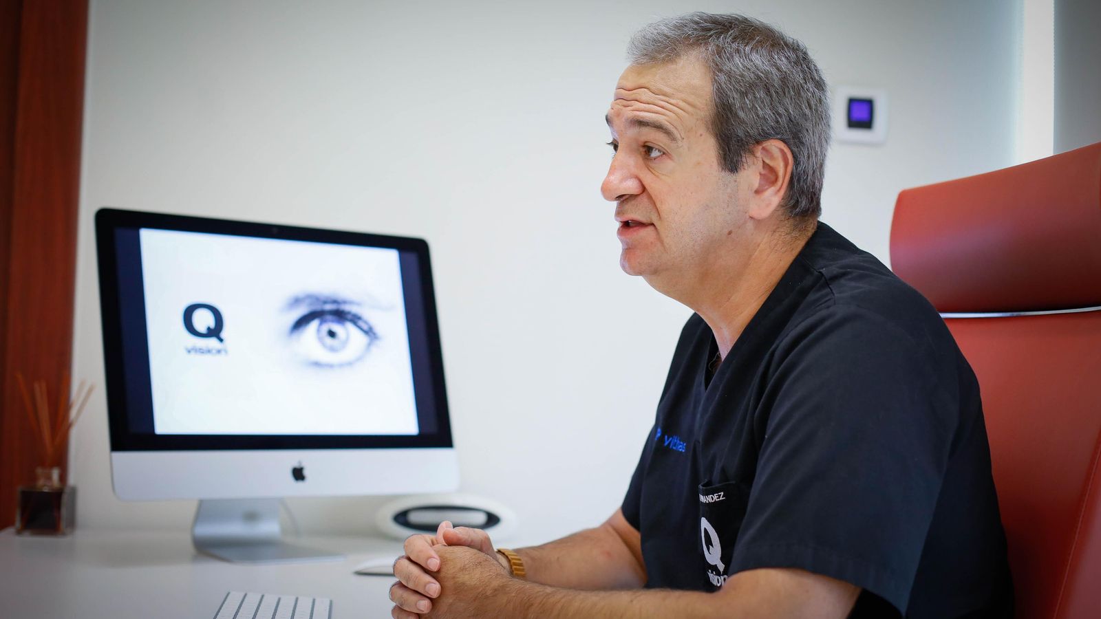 Tiene su despacho dentro del Hospital Vithas Virgen del Mar de Almería.