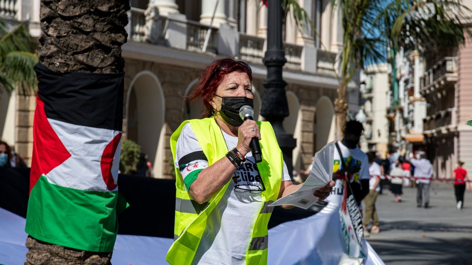 La histórica activista Lola Barberá, interviniendo como portavoz de la Apdha.