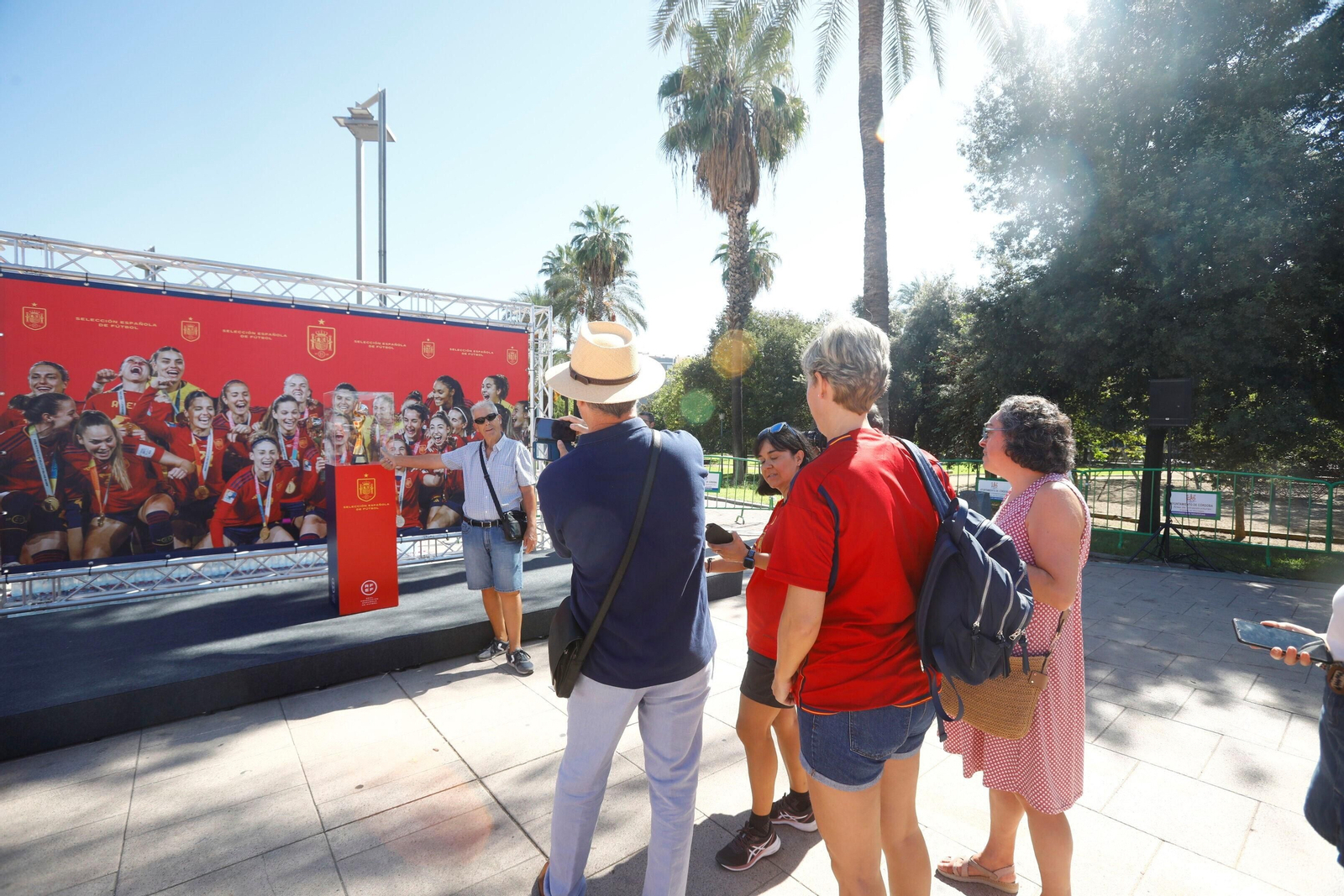 Córdoba se divierte en la 'Fan Zone' previa al partido de España ante Suiza, en imágenes