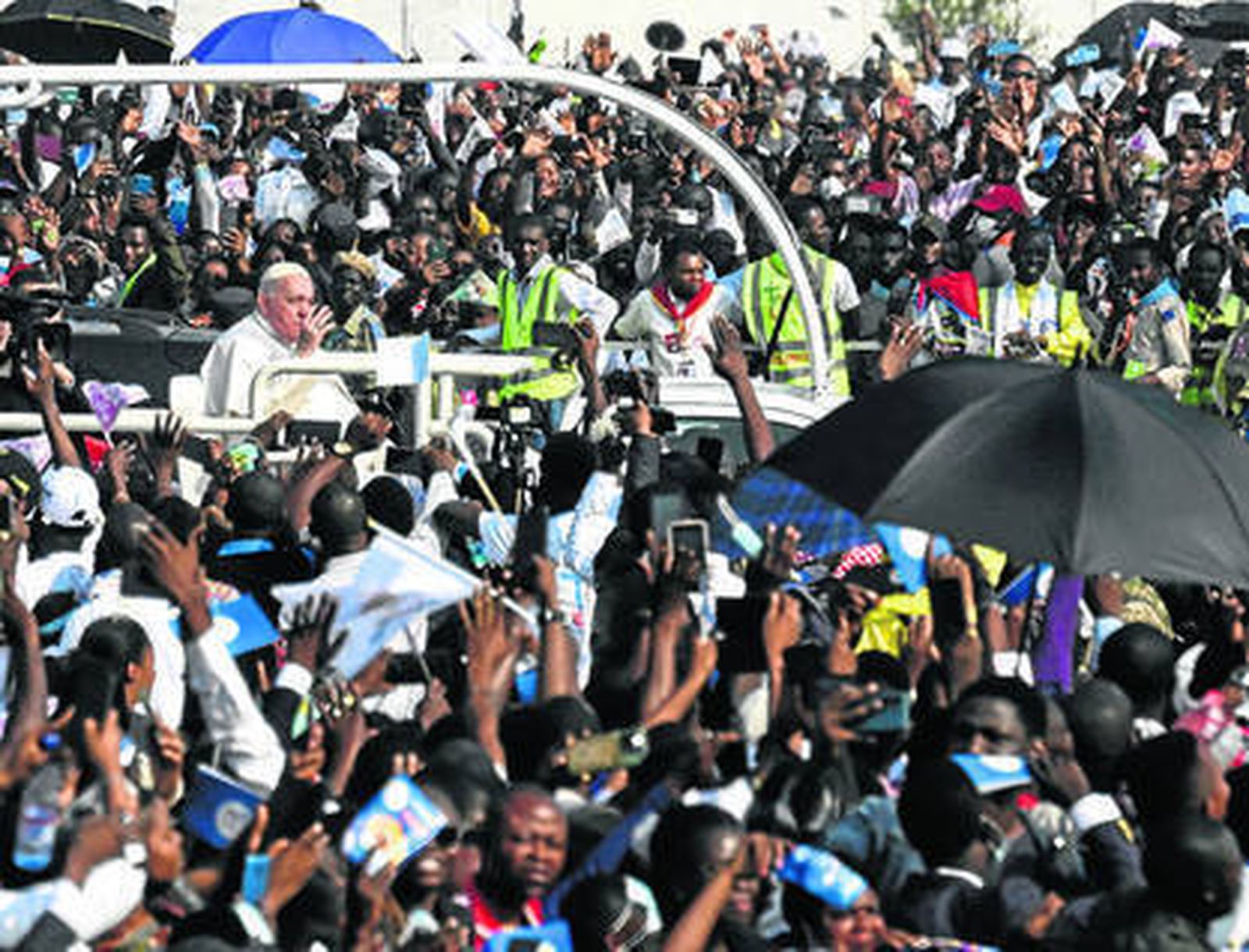 El papa en su llegada a una misa multitudinaria en Kinsasa.