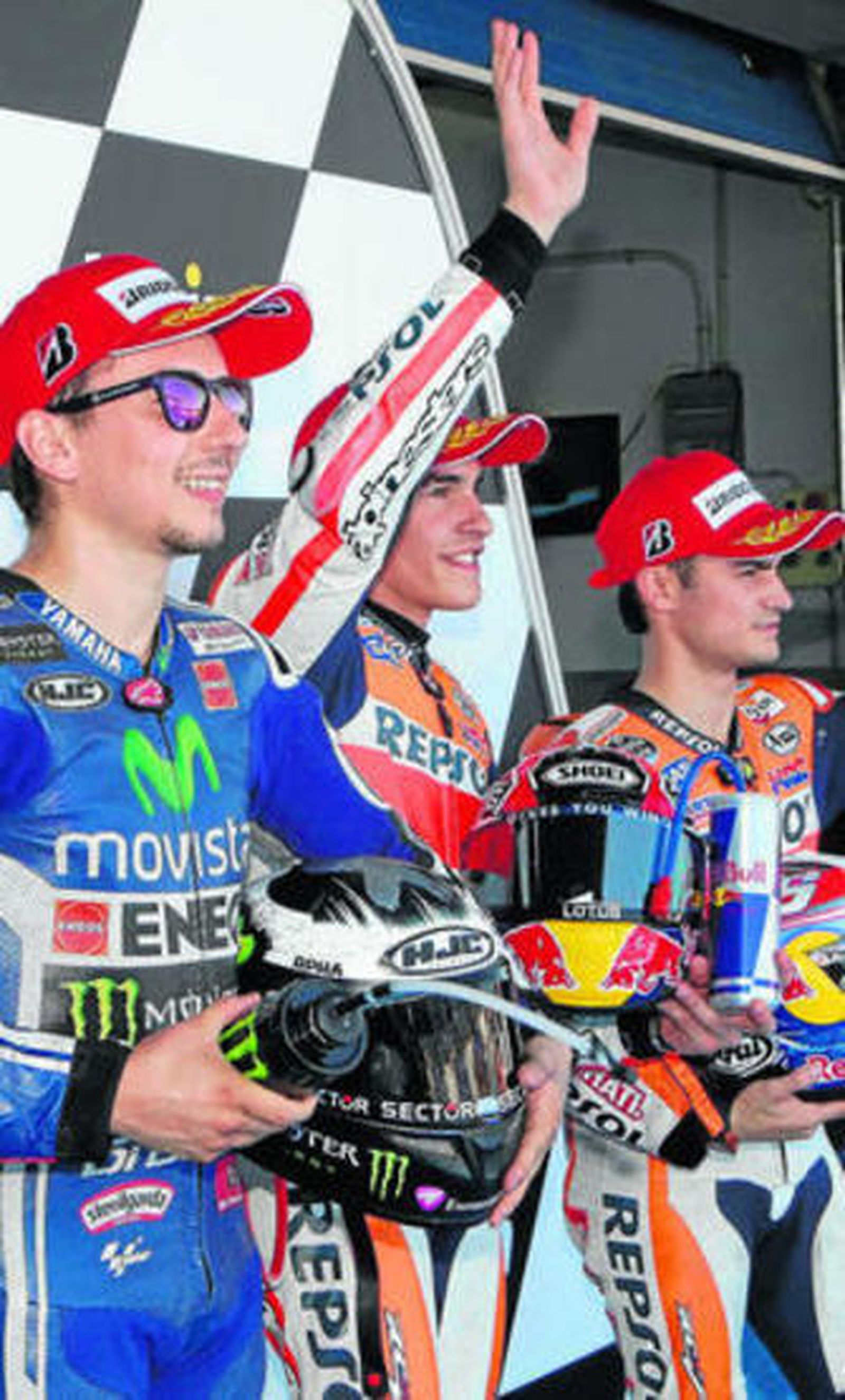 Márquez saluda a la afición junto a Lorenzo y Pedrosa.