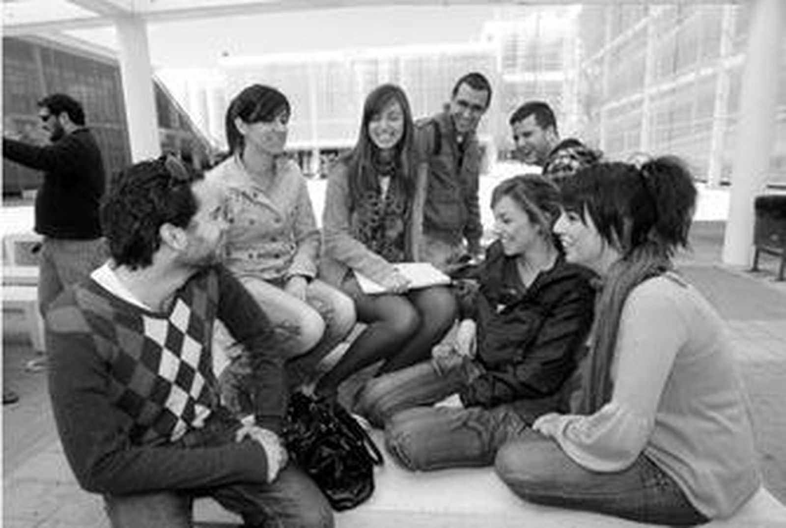 El grupo de estudiantes de Empresariales y Turismo participantes en el debate sobre Bolonia charla animadamente ante el aulario del campus universitario de La Asunción.