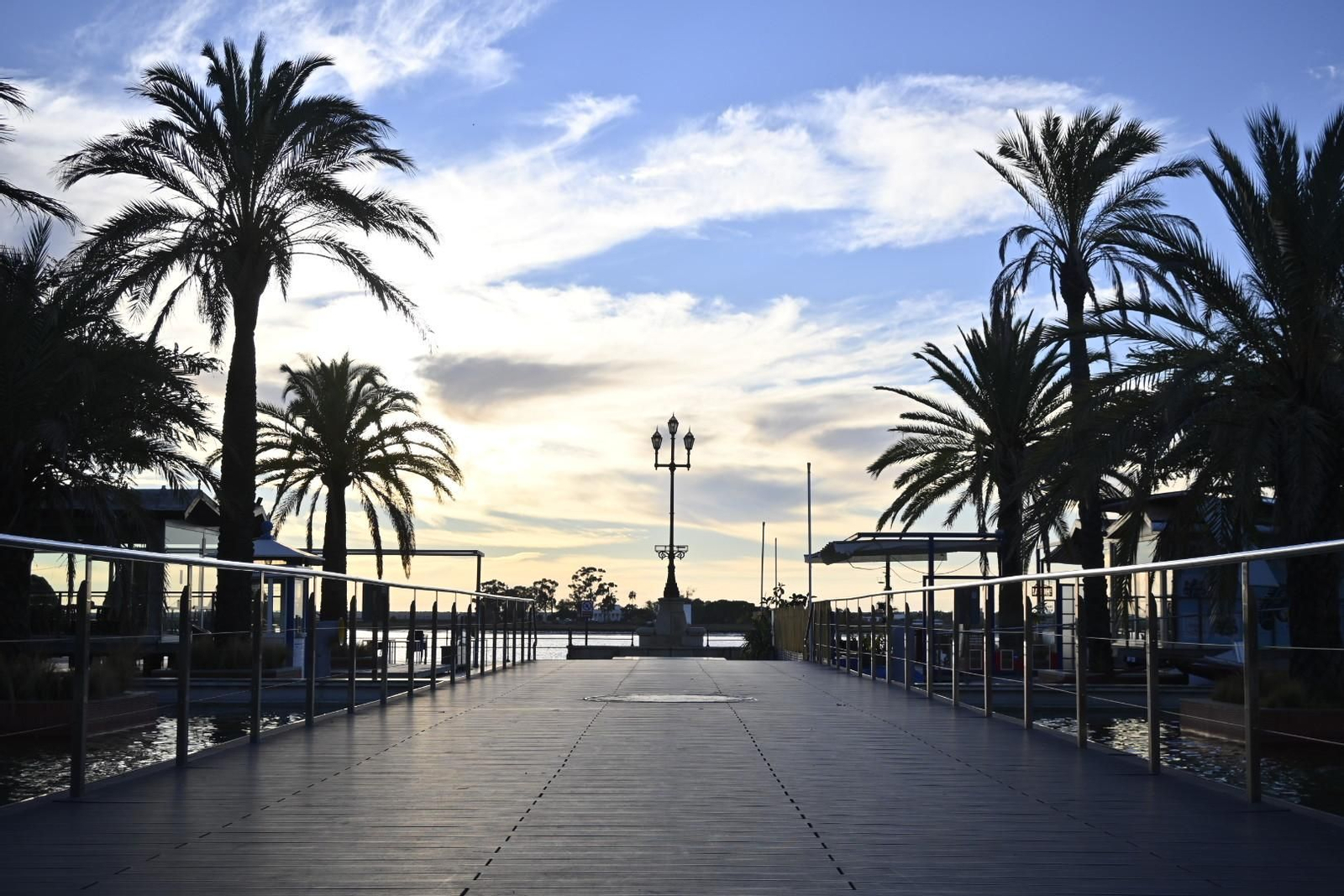 Un paseo por el Muelle del Tinto de Huelva, en imágenes