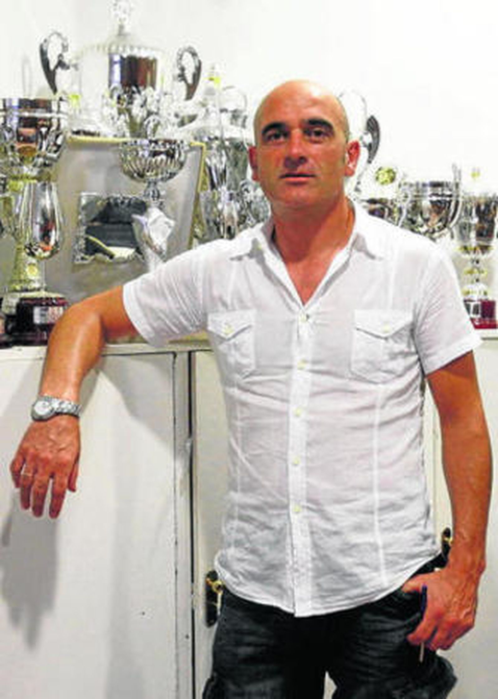 Francisco Javier Zafra posa delante de los trofeos del club.