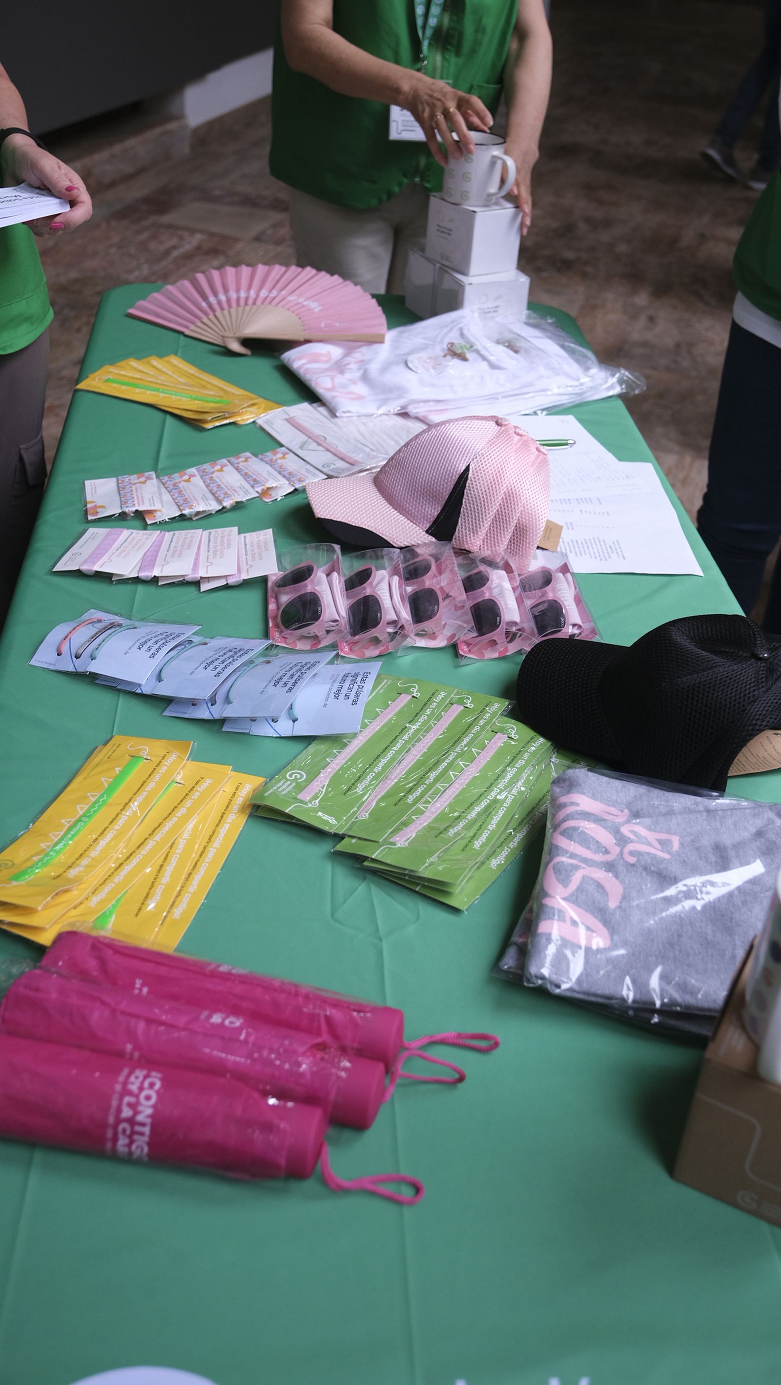 Imágenes del desfile benéfico contra el cáncer, en la Escuela de Artes de Almería