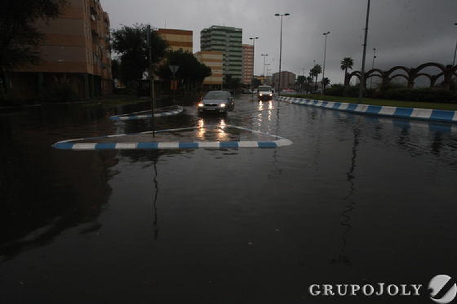 Los bomberos realizan más de treinta intervenciones por achique de agua en apenas cinco horas, sobre todo en La Línea y Algeciras./Fotos:Fran Montes/Paco Guerrero

Foto: Fran Montes/Paco Guerrero