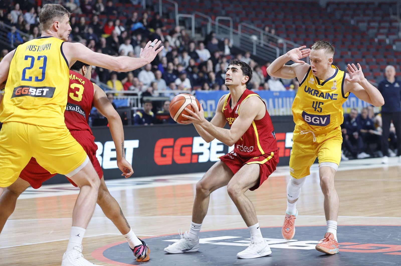 Álvaro Cárdenas se prepara para lanzar a canasta.