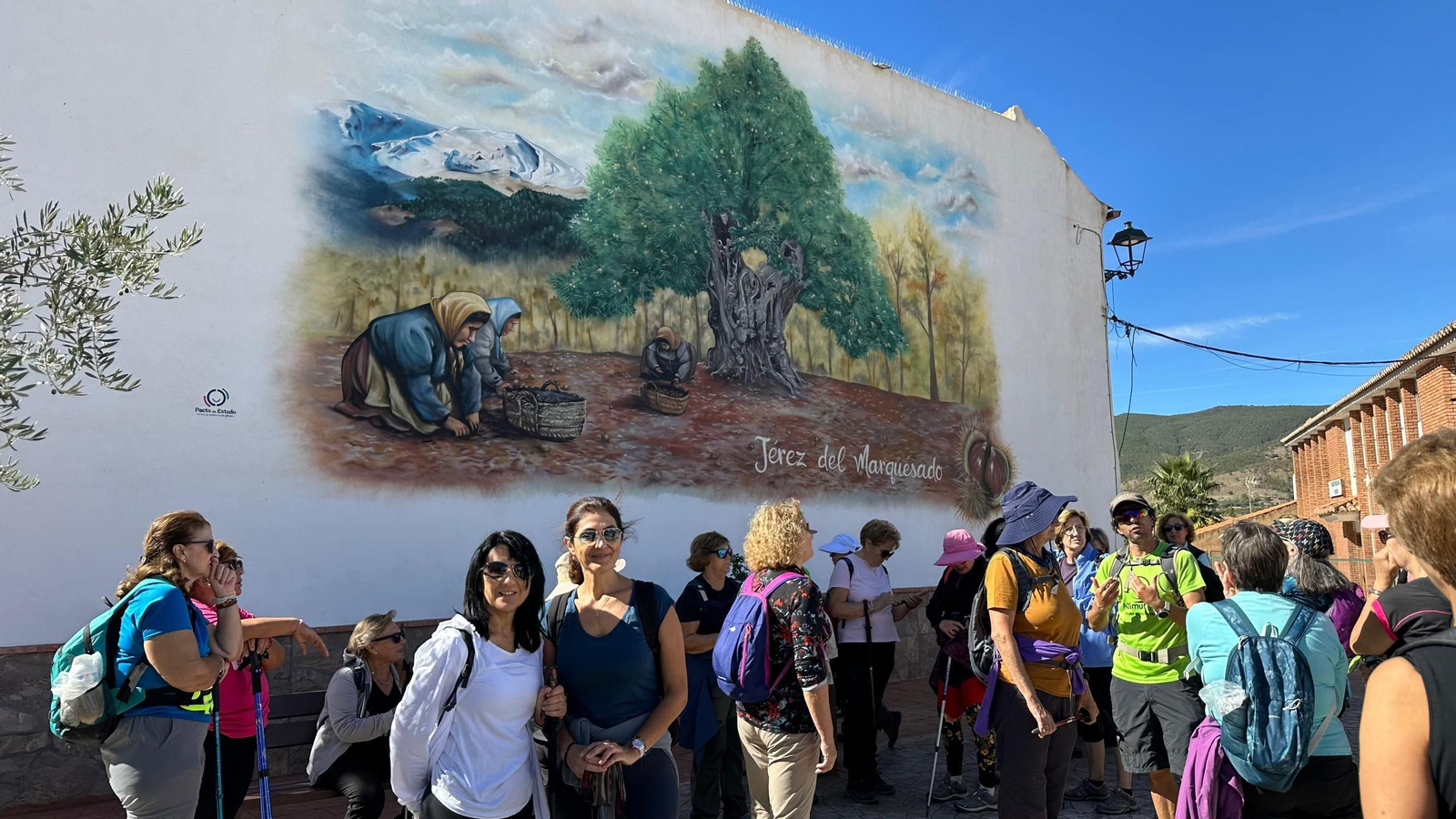 Las participantes han comenzado el sendero entre pinos, encinas y vegetación de ribera