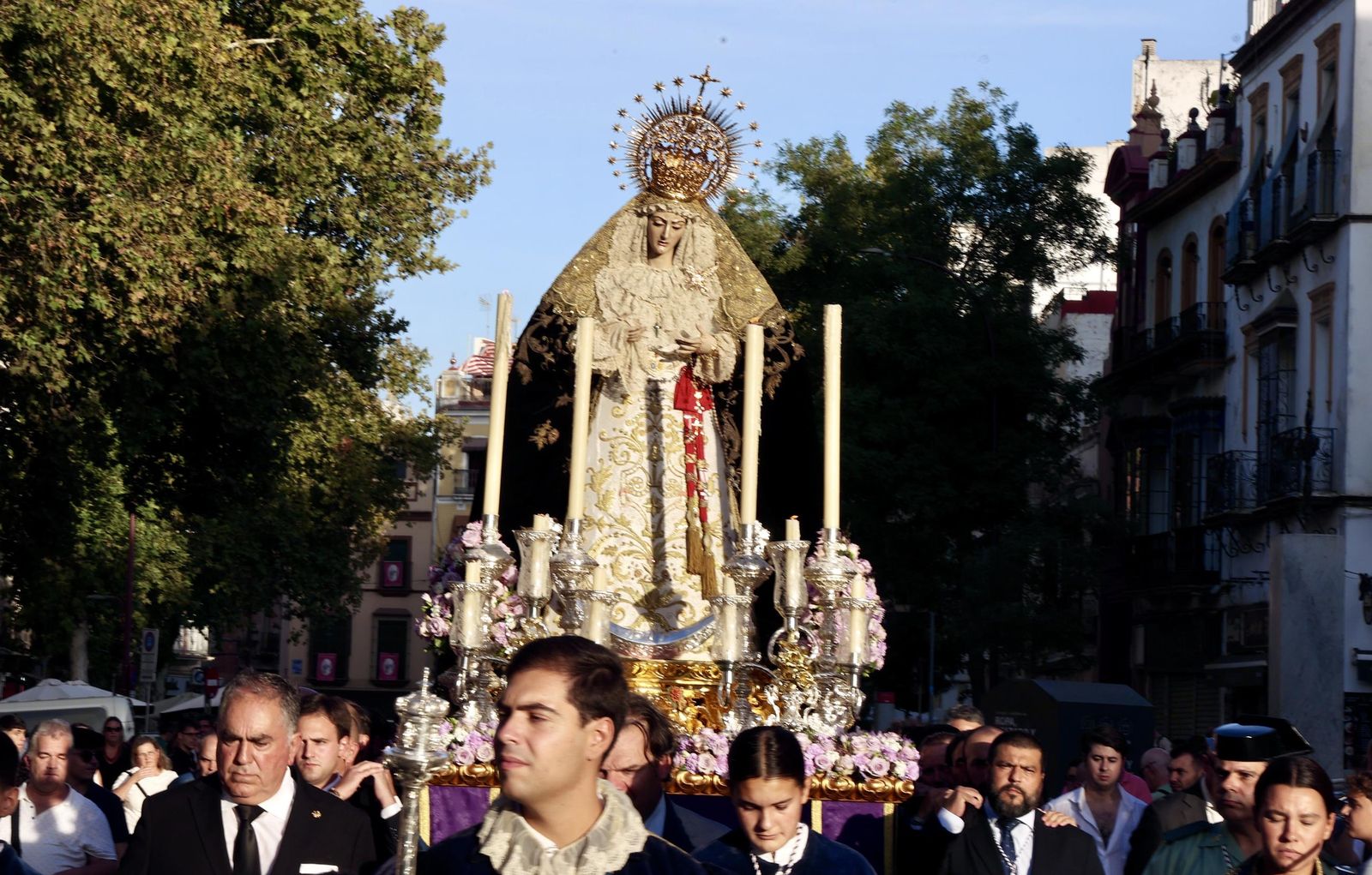 En imágenes, el traslado de los titulares de Las Aguas a la iglesia de San Jacinto