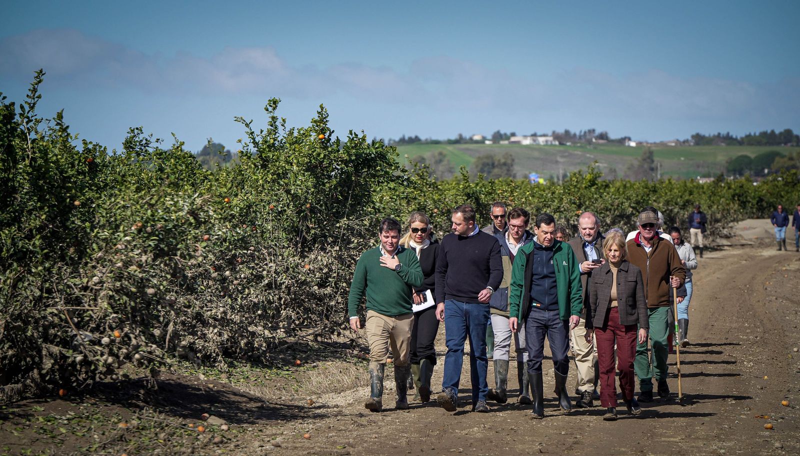 Imágenes de la visita de Juanma Moreno y el comisario europeo de Agricultura a los campos afectados por el temporal en Jerez