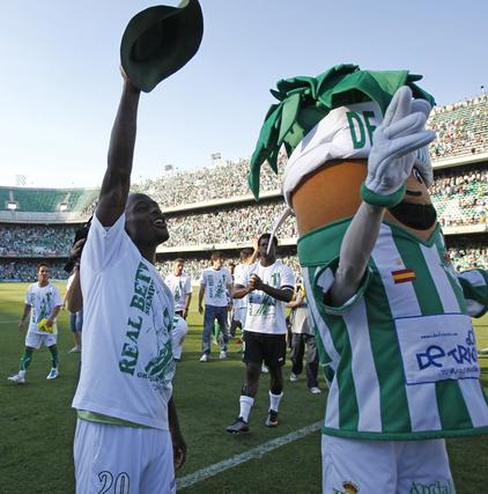 El Betis pone el broche de oro a la temporada con el título de la Liga Adelante. / Antonio Pizarro