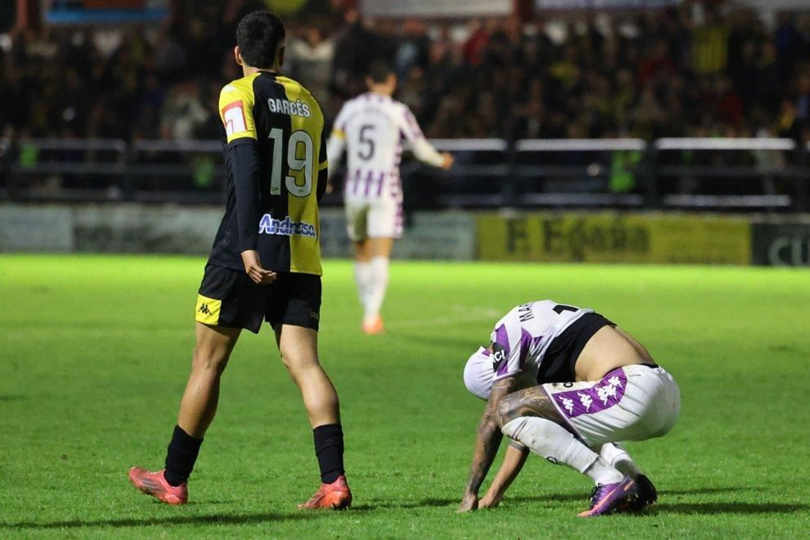 Dolorosa imagen de un jugador del Valladolid ante el ridículo contra el Portugalete, equipo de Tercera.