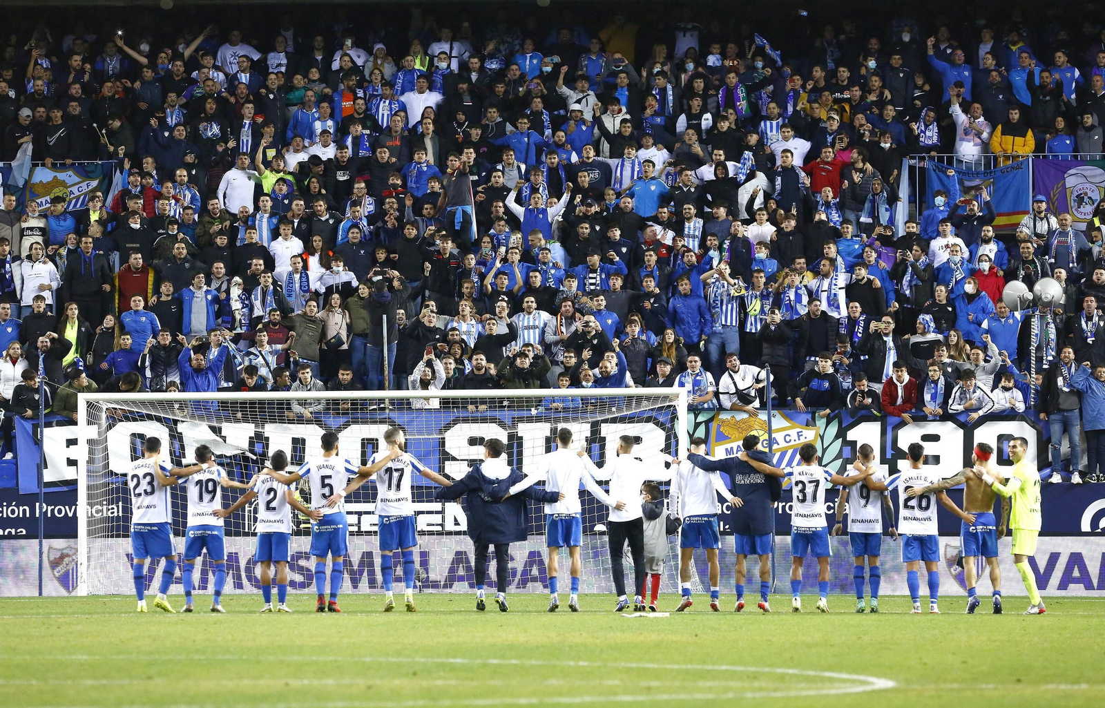 La afición animando al equipo en La Rosaleda.