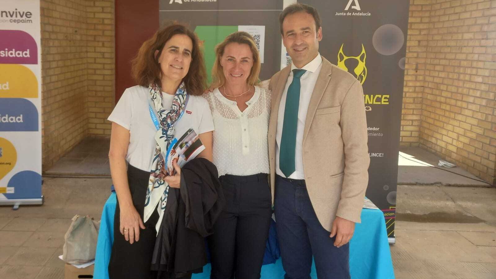 El delegado territorial de la Consejería de Desarrollo Educativo y Formación Profesional de la Junta en Huelva, Carlos Soriano en su visita en el centro.