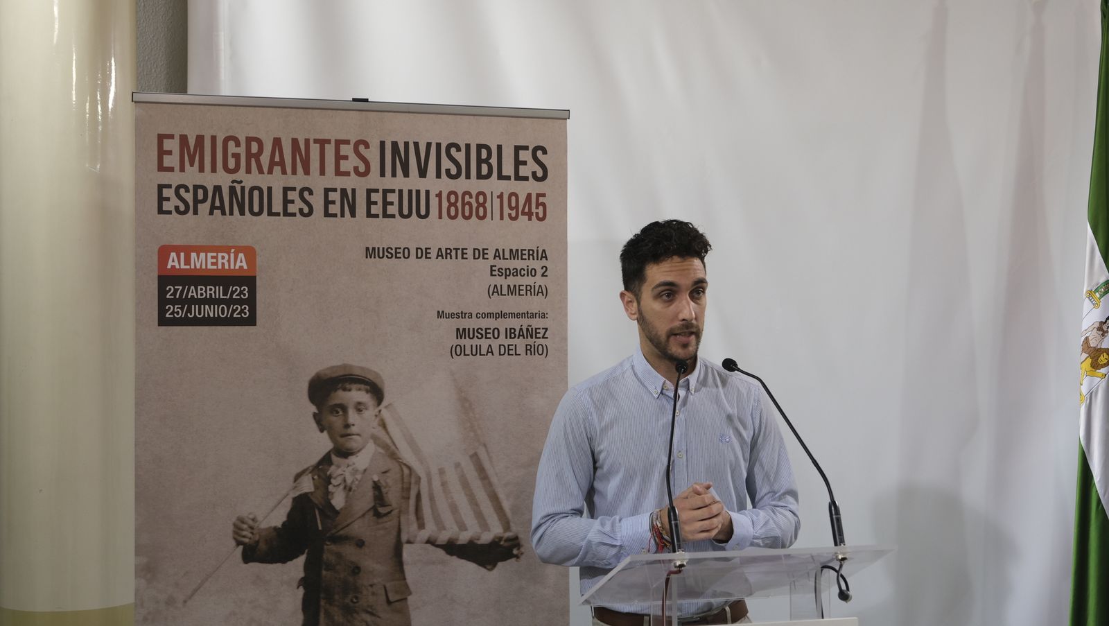 Imágenes de la exposición 'Emigrantes Invisibles. Españoles en EEUU 1868/1945', en el Museo de Almería