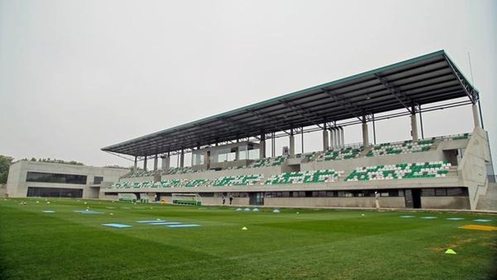 Imagen de la grada principal de la actual ciudad deportiva.