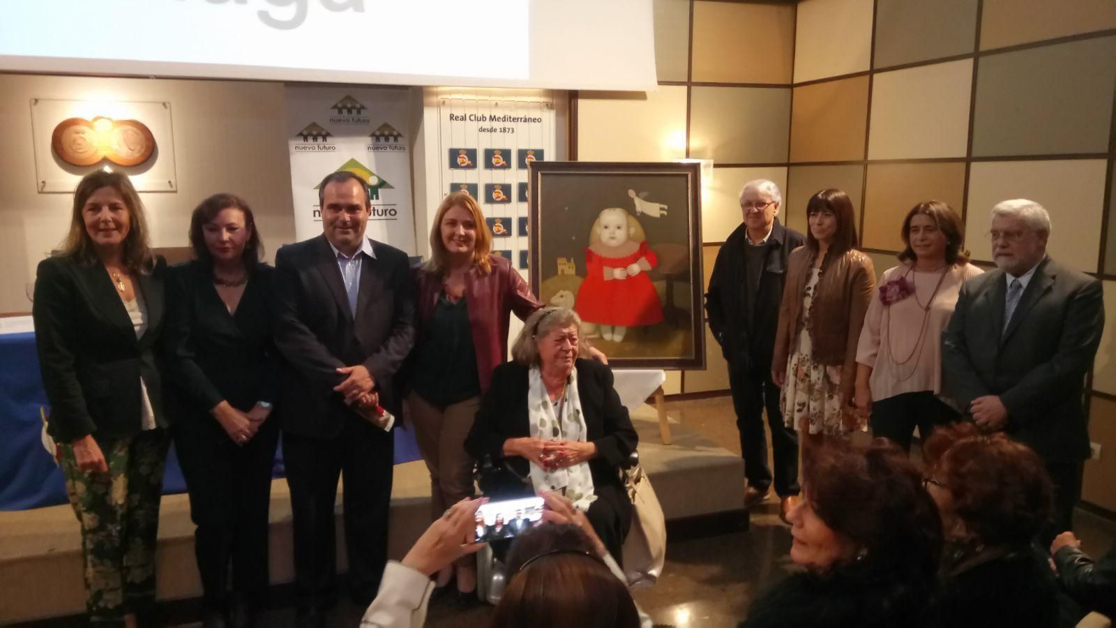 Representantes y miembros de Nuevo Futuro y autoridades locales posan junto al cuadro de Béjar.