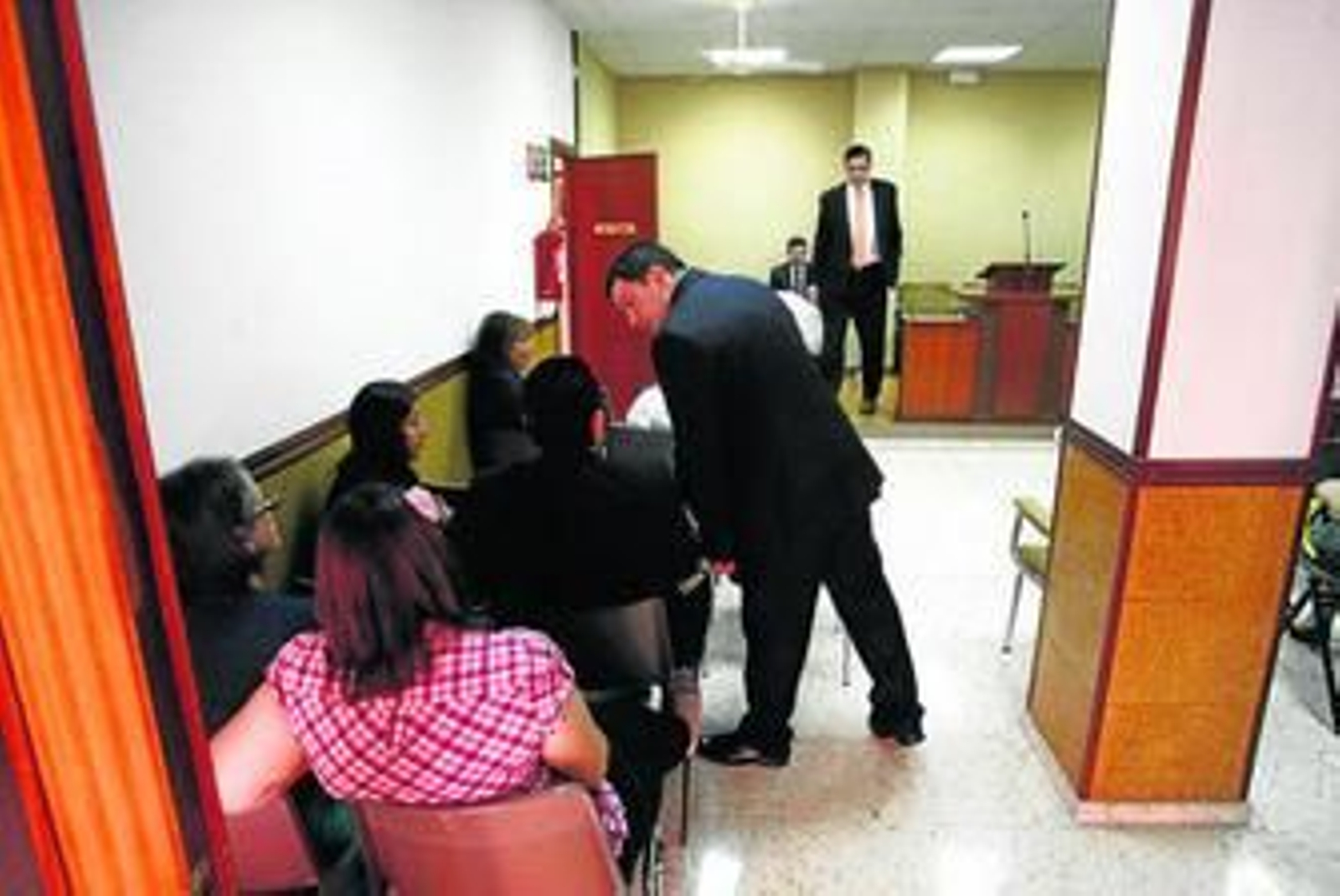 Distintas personas asisten el pasado domingo a una ceremonia mormona en la sede de la calle Sevilla.