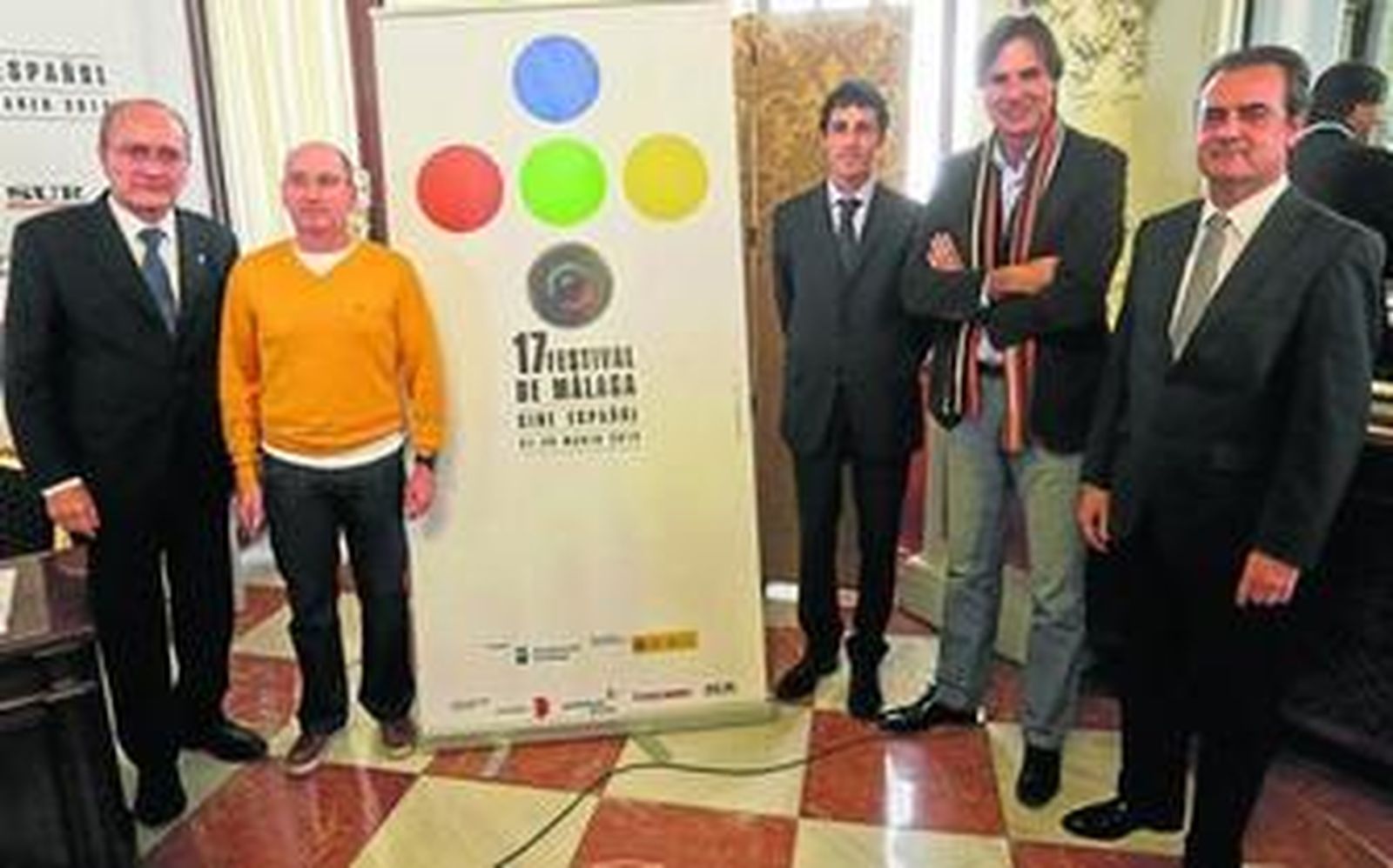 Presentación del nuevo cartel del Festival de Cine (con el autor, Pedro Avilés, junto al alcalde), ayer, en el Ayuntamiento.