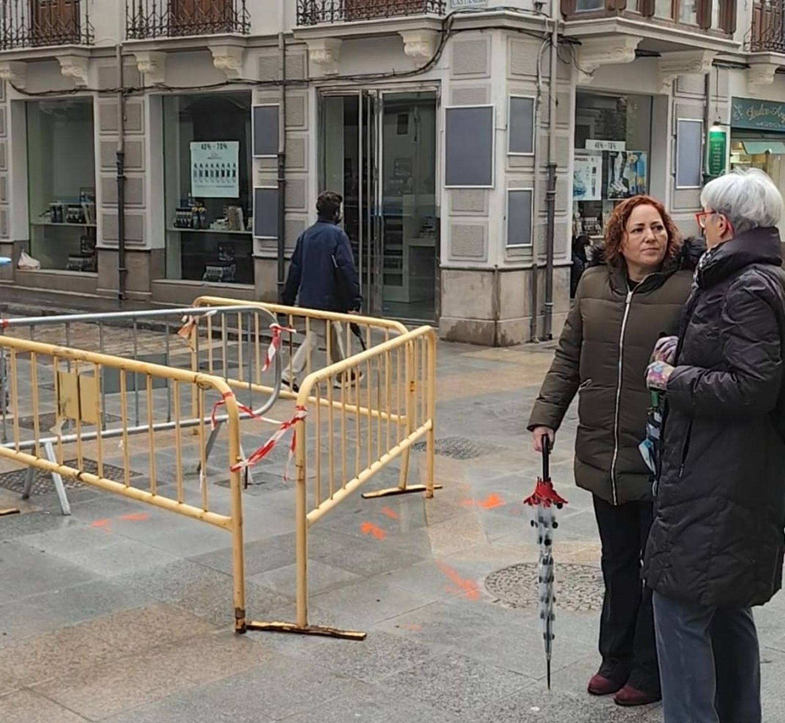 Visita de la dirección provincial de IU a la calle San Antón.