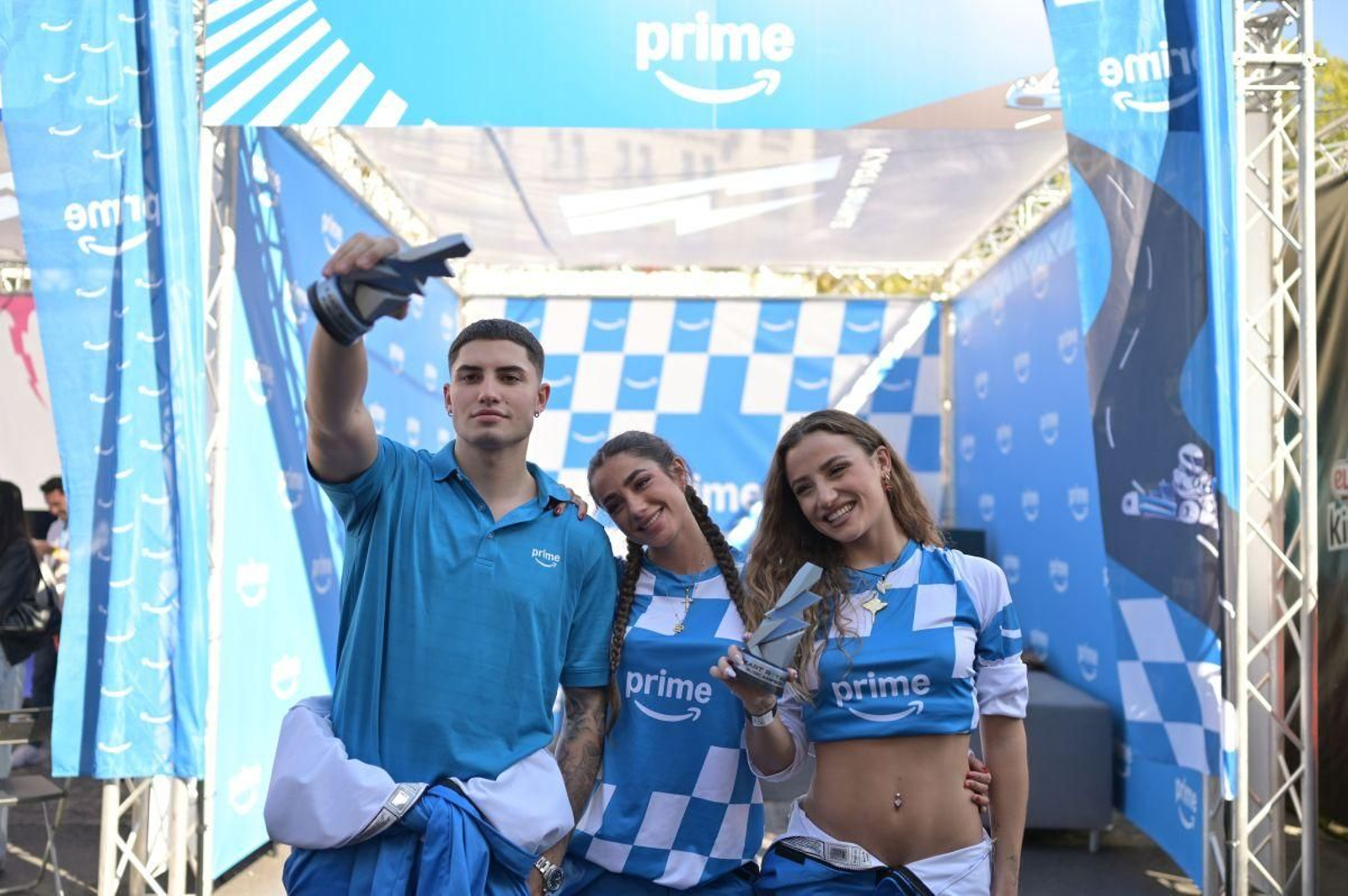 Lola Lolita, flanqueada por Álvaro Suárez y Sofía Surfers.