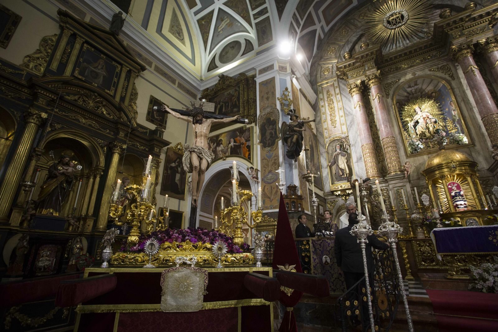 El Cristo de los Desamparados sobre las andas en la que iba a salir este viernes.