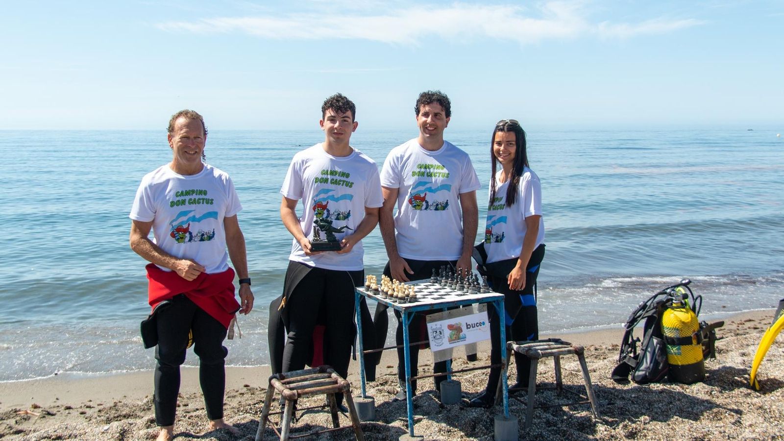 Los participantes y organizadores tras la partida Los participantes y organizadores tras la partida