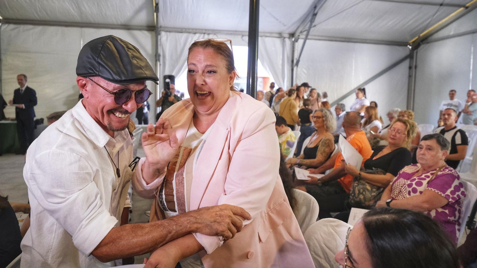 La alegría de otra de las familias durante la recepción de las llaves y los documentos de su nuevo hogar en Matadero de Cádiz. La alegría de otra de las familias durante la recepción de las llaves y los documentos de su nuevo hogar en Matadero de Cádiz.
