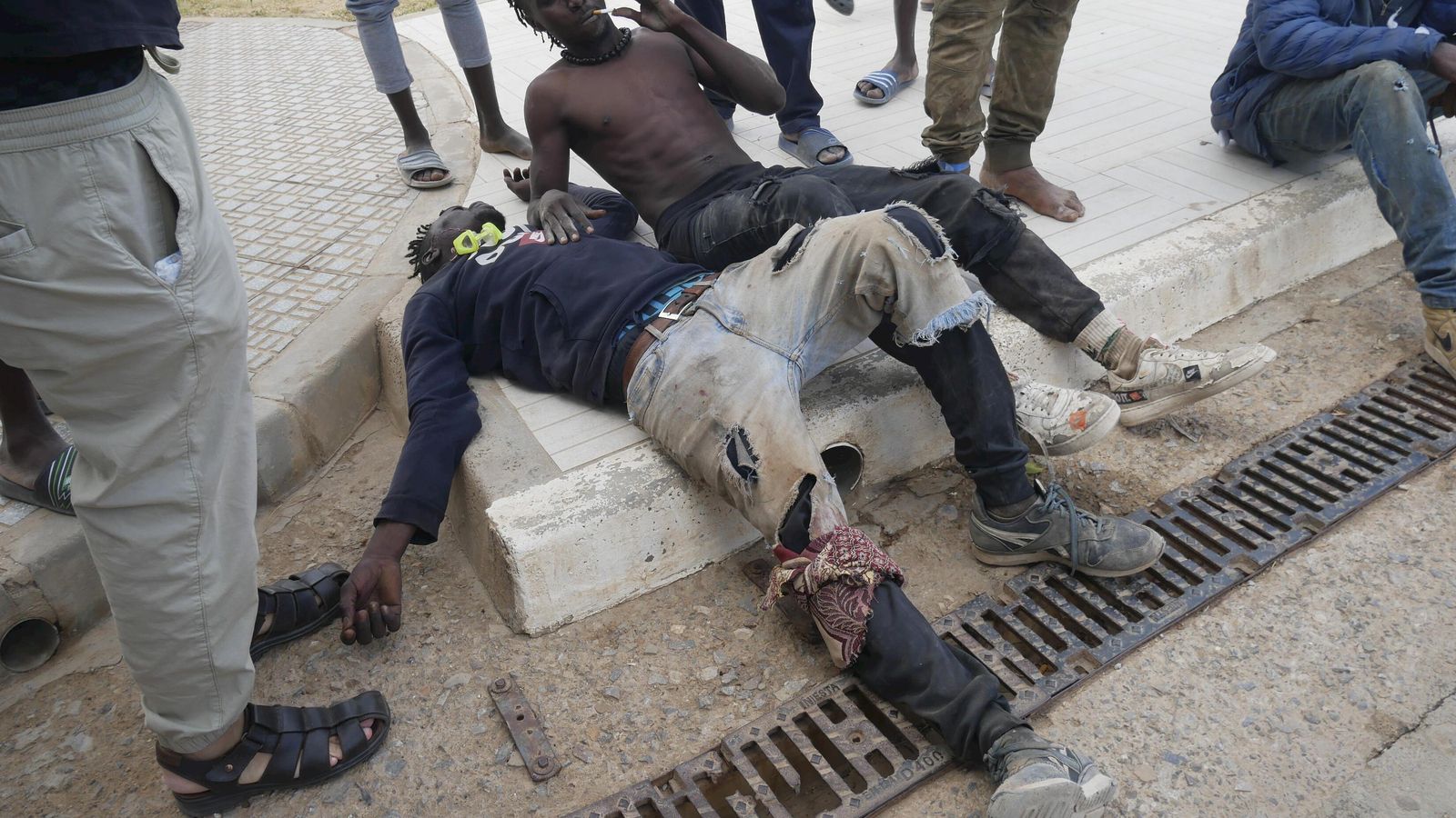 Varios migrantes en Melilla tras romper la puerta de acceso al paso fronterizo de Barrio Chino