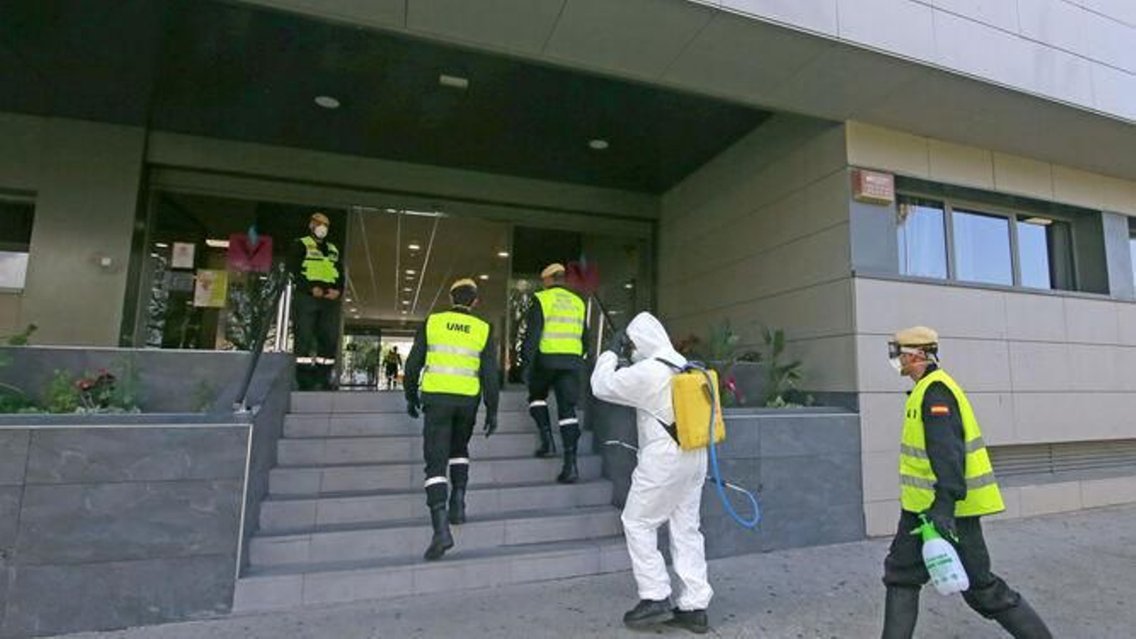 Efectivos de la UME a su llegada días atrás a la residencia de La Marquesa para su desinfección.