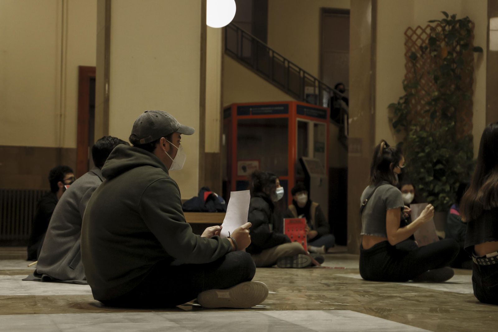 Sentada y pegada de carteles contra la "mala praxis" de un profesor de la UGR